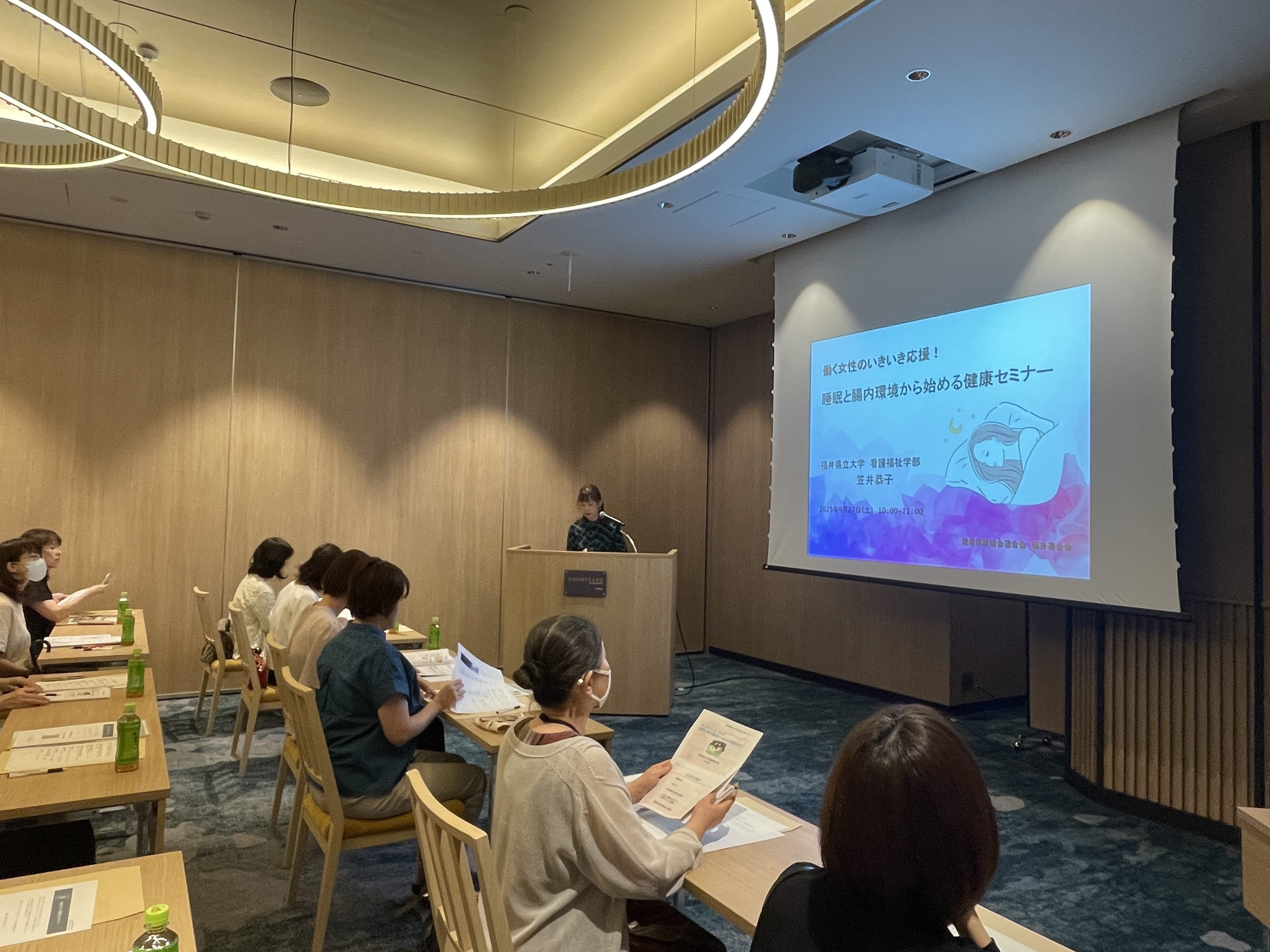 セミナー会場で熱心に話を聞く参加者の様子の画像