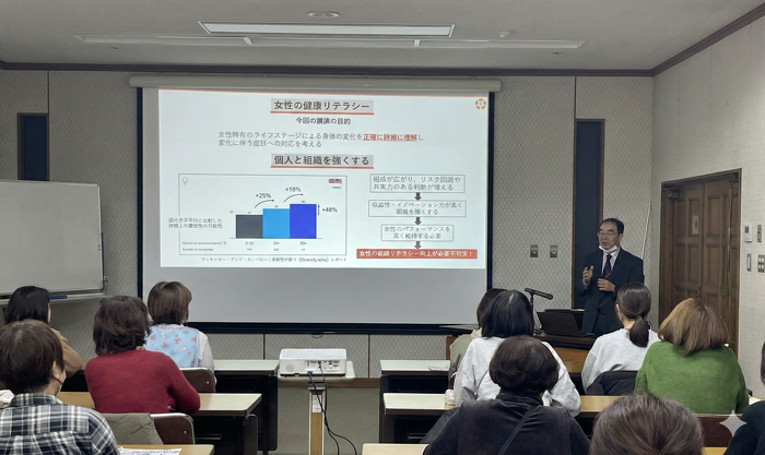 講演を行う黒川哲司先生のイメージ